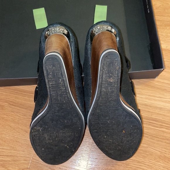 GUESS BRAND! WEDGES WITH BOW! Mint condition! - Picture 8 of 10